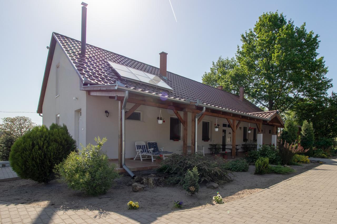 Toelgyfa Vendeghaz Hotell Kiskoros Exteriör bild